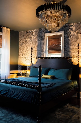 Historic 3 Bedroom 1875 Farmhouse 1 Mile from Lancaster City, Sleeps 8