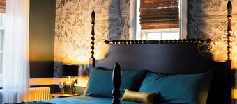 Historic 3 Bedroom 1875 Farmhouse 1 Mile from Lancaster City, Sleeps 8