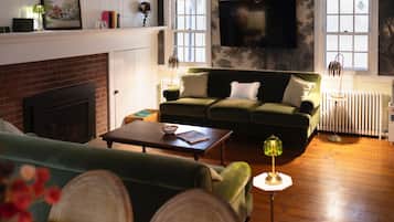 TV connectée, cheminée, baby-foot, livres