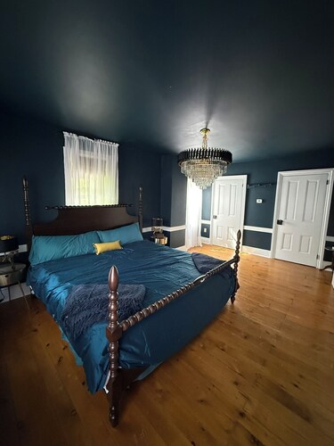 Historic 3 Bedroom 1875 Farmhouse 1 Mile from Lancaster City, Sleeps 8