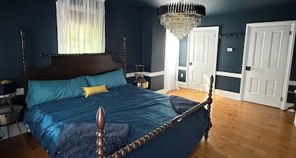 Historic 3 Bedroom 1875 Farmhouse 1 Mile from Lancaster City, Sleeps 8