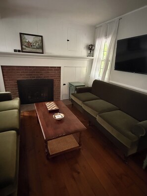 Televisión y chimenea 