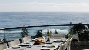 Mesa lista para comer con vista al océano.