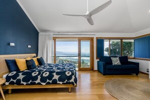 Tabla de planchar con plancha, wifi gratis y ropa de cama 