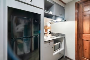 Réfrigérateur, four à micro-ondes, surface de cuisson