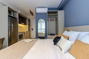 A hotel room with a bed, a wardrobe, a kitchenette, and a bathroom. - Charlie Wonder Ipiranga (São Paulo)