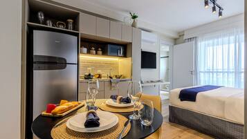 Studio Casal NR | Cocina privada | Refrigerador con congelador, microondas y parrilla de estufa