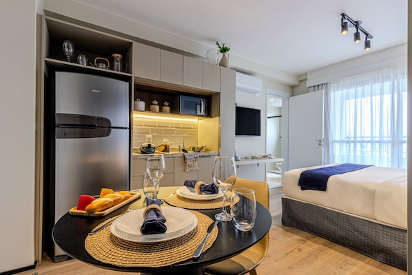 Studio Casal NR | Eget kök | Stort kylskåp, mikrovågsugn, spishäll och kaffe- och tebryggare