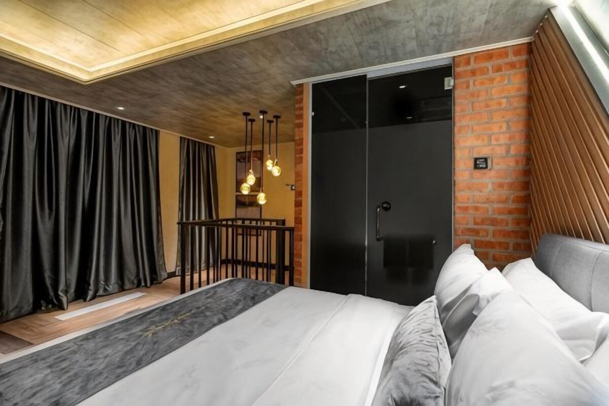 Une chambre à coucher avec un lit, un bureau et une porte coulissante.
