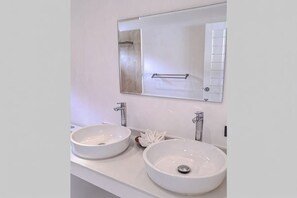 A bathroom with two white sinks, a large mirror, and a towel rack. - Villa Mokkaran, 3 Bedrooms (Koh Samui)