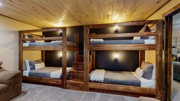 5 bedrooms, iron/ironing board, internet, bed sheets