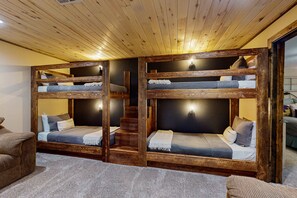 5 bedrooms, iron/ironing board, internet, bed sheets