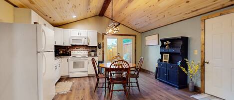 Kylskåp, mikrovågsugn, ugn och spishäll