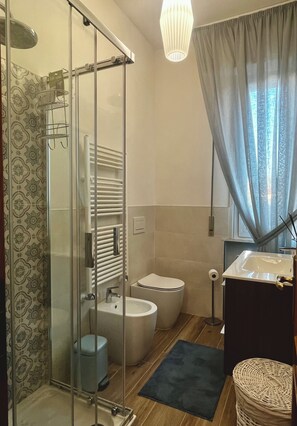 Douche, sèche-cheveux, bidet, serviettes fournies