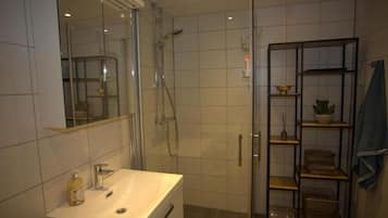 Hårtork, handdukar, tvål och toalettpapper