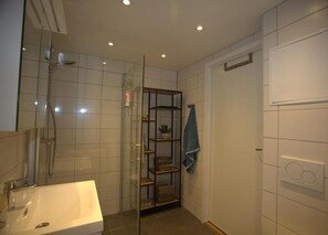 Sèche-cheveux, serviettes fournies, savon, papier toilette