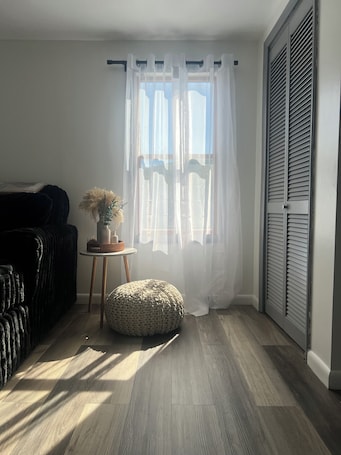 Smart TV. Cozy Upstairs Apartment · Private Entrance & Porch · 3 Min Drive to CMOG