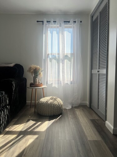 Central Upstairs 1-bedroom apartment in Corning - Perfect Finger Lakes Getaway