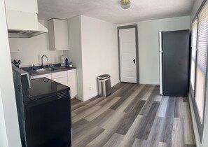 Fridge, microwave, oven, stovetop - Central Upstairs 1-bedroom apartment in Corning - Perfect Finger Lakes Getaway (Corning)