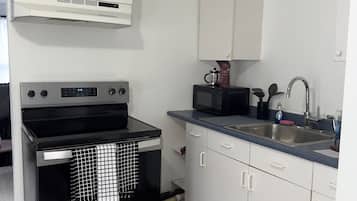 Frigorífico, horno, placa de cocina y utensilios de cocina