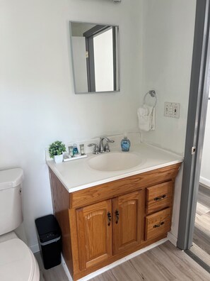 Towels, soap, shampoo, toilet paper - Central Upstairs 1-bedroom apartment in Corning - Perfect Finger Lakes Getaway (Corning)