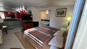 Room, 1 King Bed, Non Smoking (Jetted Tub) | Desk, iron/ironing board, free WiFi, bed sheets