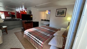 Room, 1 King Bed, Non Smoking (Jetted Tub) | Desk, iron/ironing board, free WiFi, bed sheets