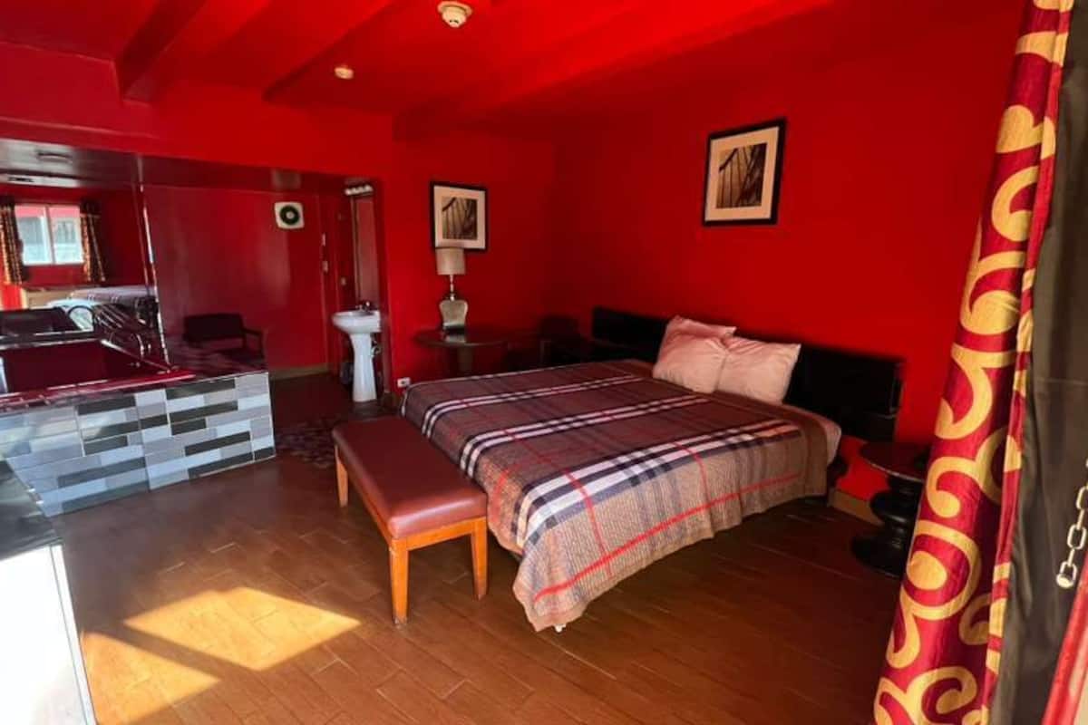 Room, 1 King Bed, Smoking (Jetted Tub) | Desk, iron/ironing board, free WiFi, bed sheets