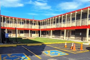 Free self-parking - Saratoga Motel By Capital O Near Midway Airport Chicago IL (Chicago)