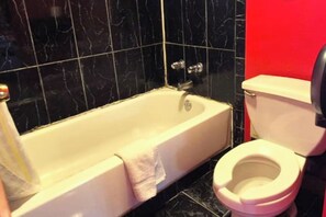 Habitación, 1 cama King size, para fumadores (Jetted Tub) | Baño | Amenidades de baño gratuitas y toallas 