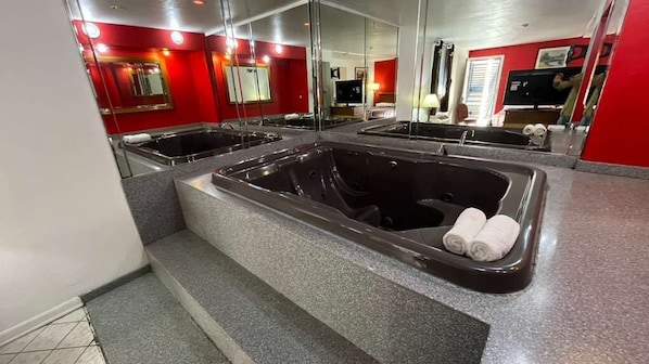 Room, 1 King Bed, Non Smoking (Jetted Tub) | Jetted tub