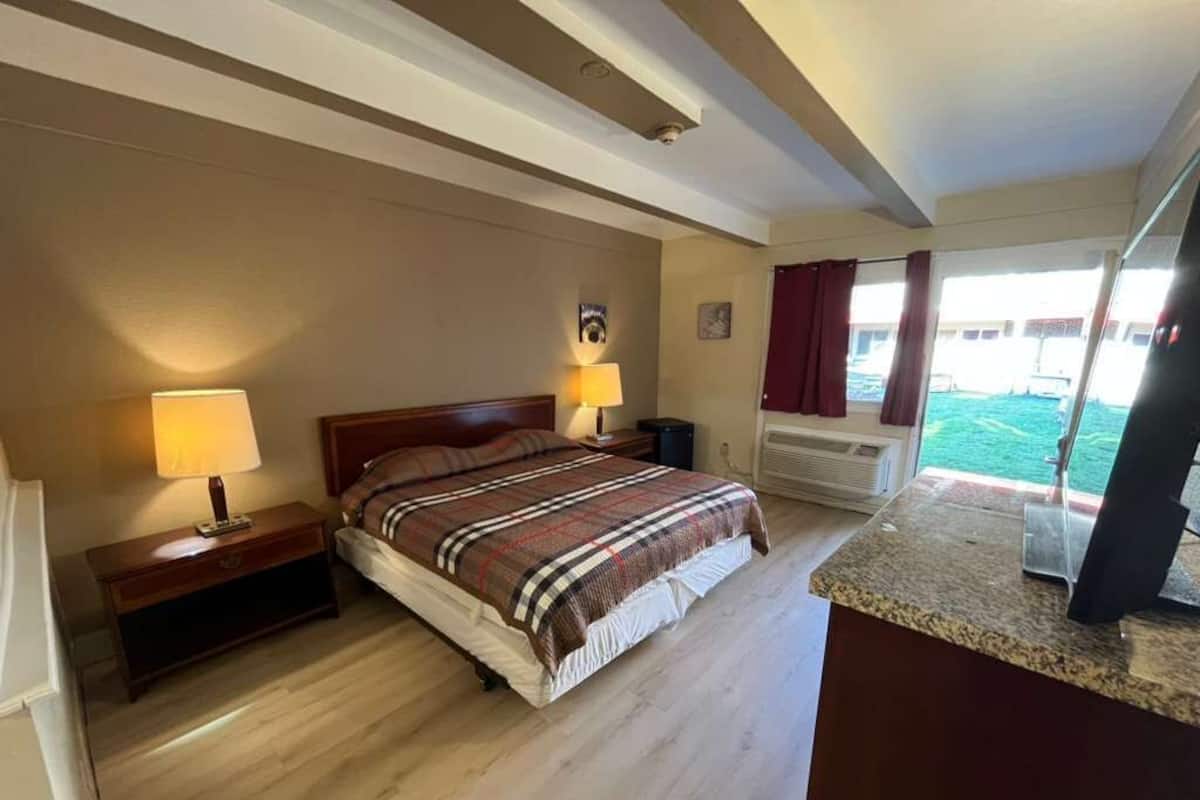 Desk, iron/ironing board, free WiFi, bed sheets