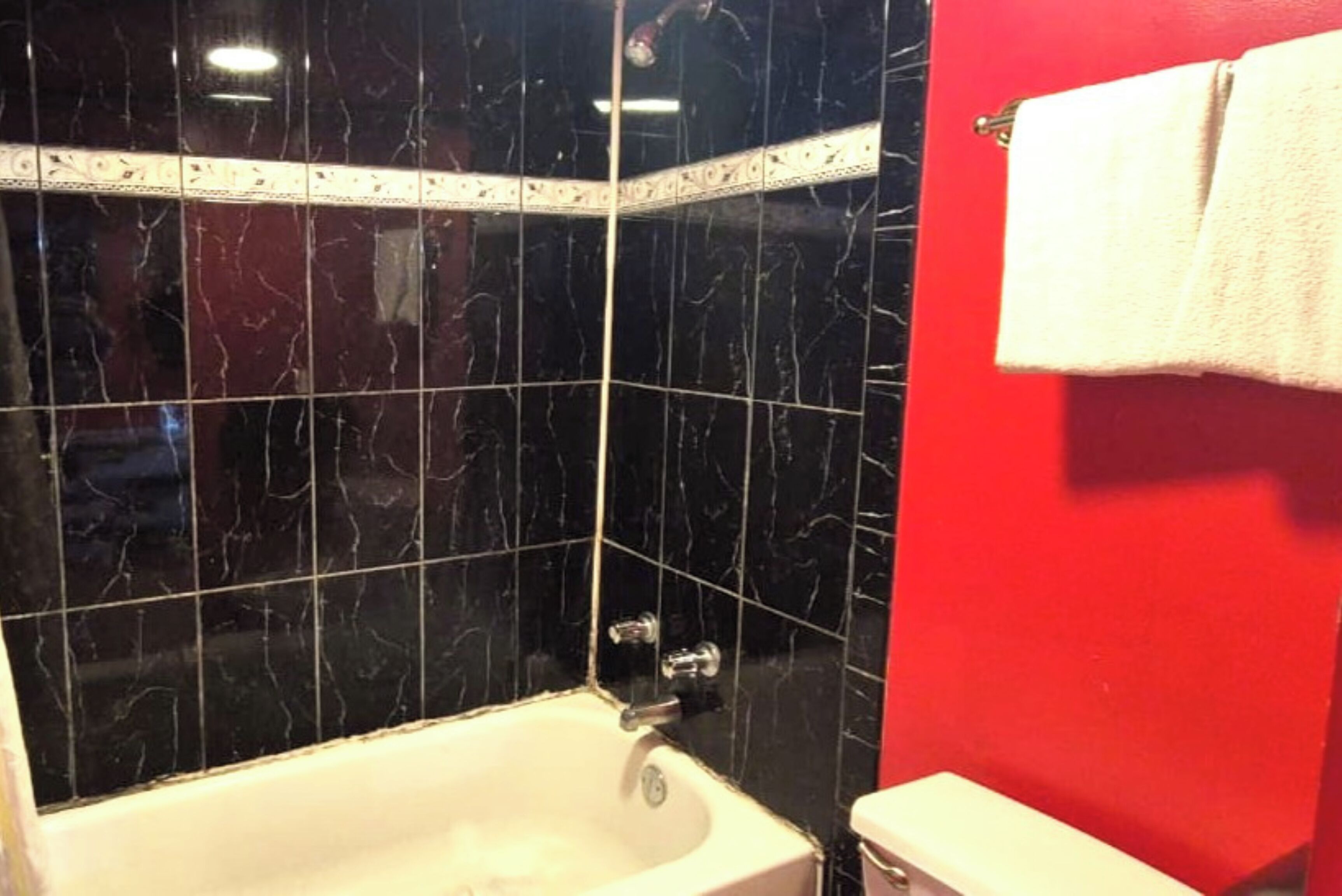 Zimmer, 1 King-Bett, Raucher (Jetted Tub) | Badezimmer | Kostenlose Toilettenartikel, Handtücher