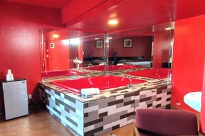 Chambre, 1 très grand lit, fumeur (Jetted Tub) | Baignoire à jets