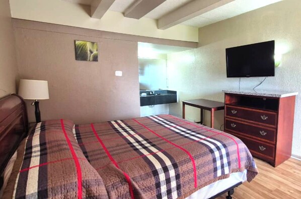 Habitación, 1 cama King size, para fumadores | Escritorio, tabla de planchar con plancha, wifi gratis y ropa de cama 