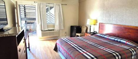 Een bureau, een strijkplank/strijkijzer, gratis wifi, beddengoed