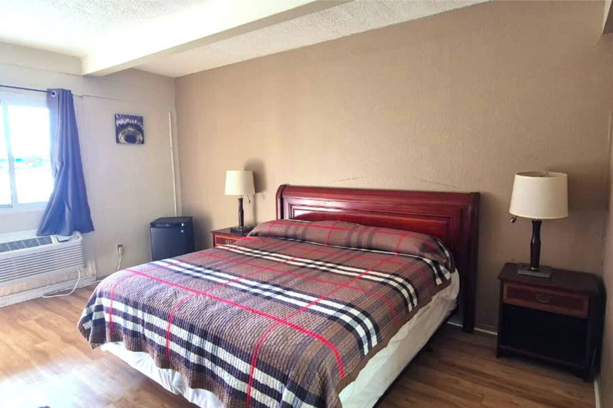 Room, 1 King Bed, Smoking | Desk, iron/ironing board (on request), free WiFi, bed sheets