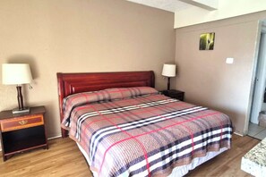 Desk, iron/ironing board, free WiFi, bed sheets - Saratoga Motel By Capital O Near Midway Airport Chicago IL (Chicago)