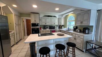 Een magnetron, een oven, een kookplaat, een vaatwasser