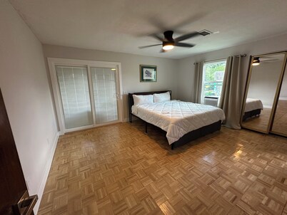 Discover tucked away 5-bedroom lakefront cabin getaway in Land O' Lakes with AC