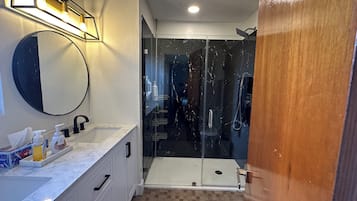 Shower, hair dryer, bidet, towels