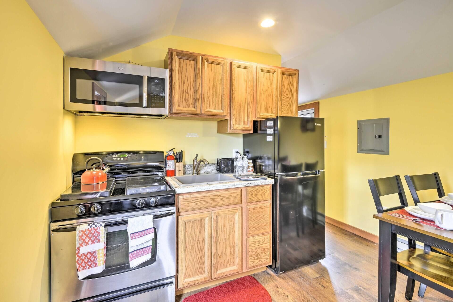 Fridge, microwave, coffee/tea maker, toaster