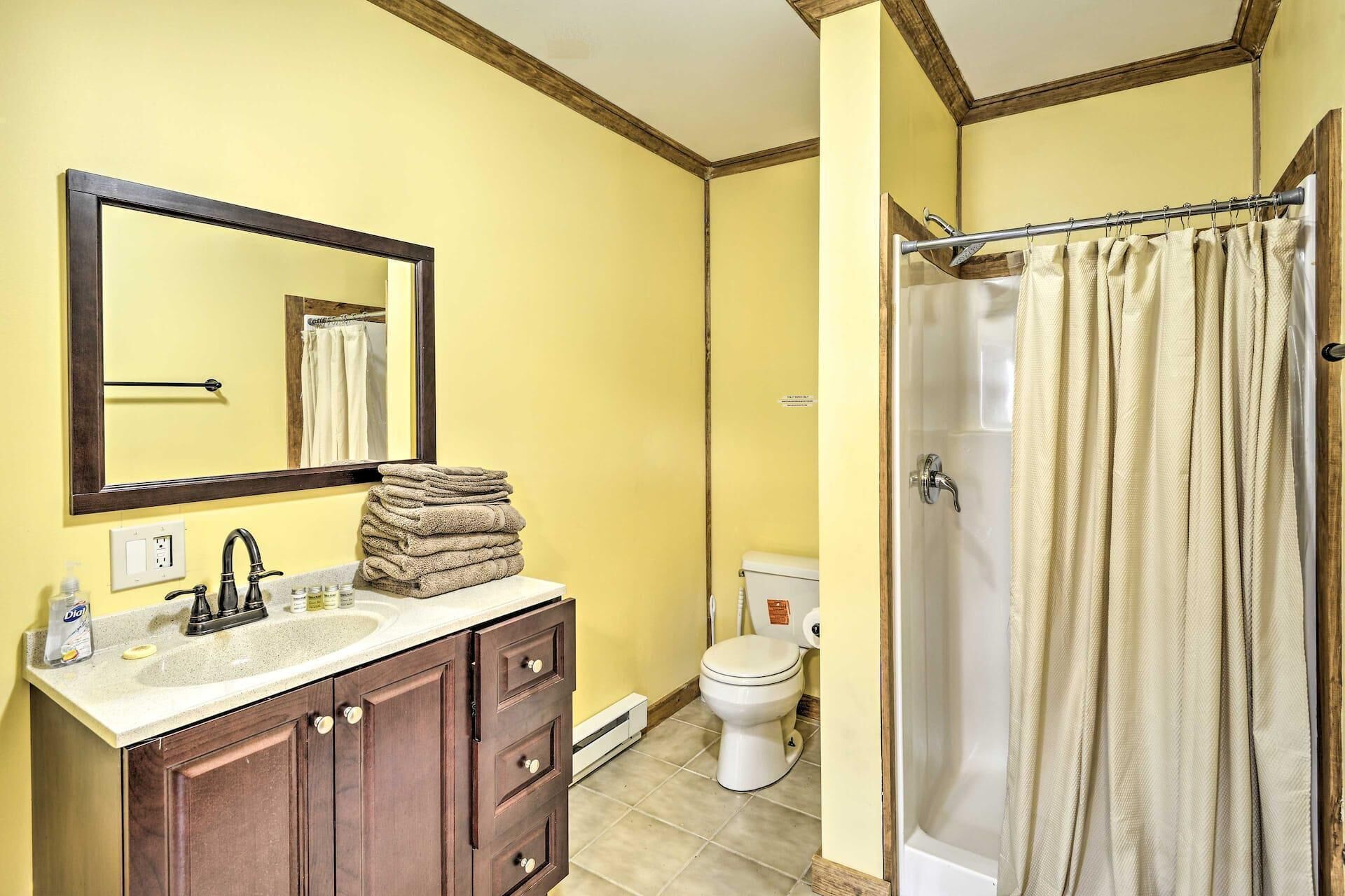 Regadera, secadora de cabello, toallas 