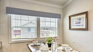 Dining - The Green Forest Refuge: Cabin & Suite (Pleasant Mount)