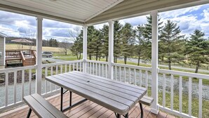 Outdoor dining - The Green Forest Refuge: Cabin & Suite (Pleasant Mount)