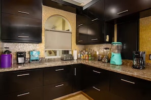 Four Ă micro-ondes, un four, surface de cuisson, lave-vaisselle