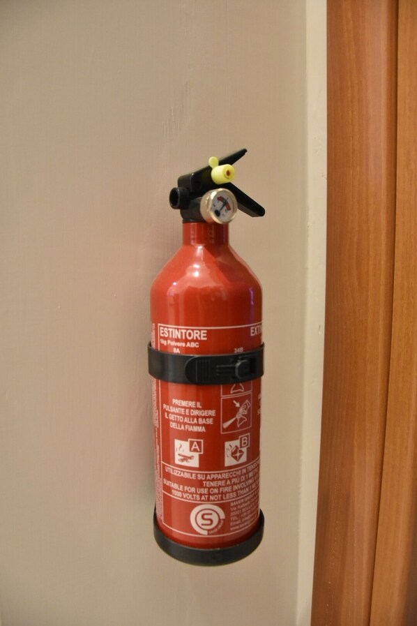 Douche, séchoir à cheveux, bidet, serviettes fournies