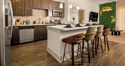 Lookout Luxe 2BR – King+Bunk – Shuffleboard – Pool