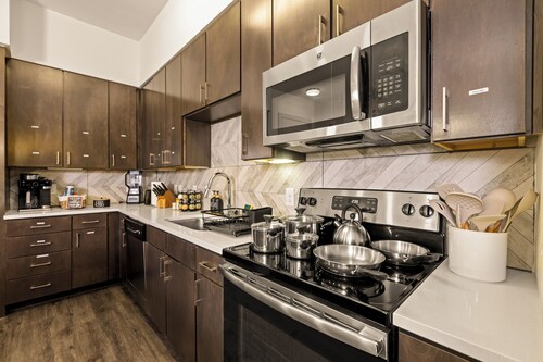 Lookout Luxe 2BR  – King+Bunk – Shuffleboard – Pool