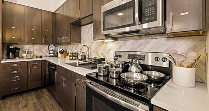 Lookout Luxe 2BR – King+Bunk – Shuffleboard – Pool